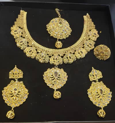 Golden bridal jewellry set for sale with bangles