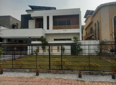 1 KANAL 8 MARLA EXTRA LAND DOUBLE UNIT HOUSE FOR SALE