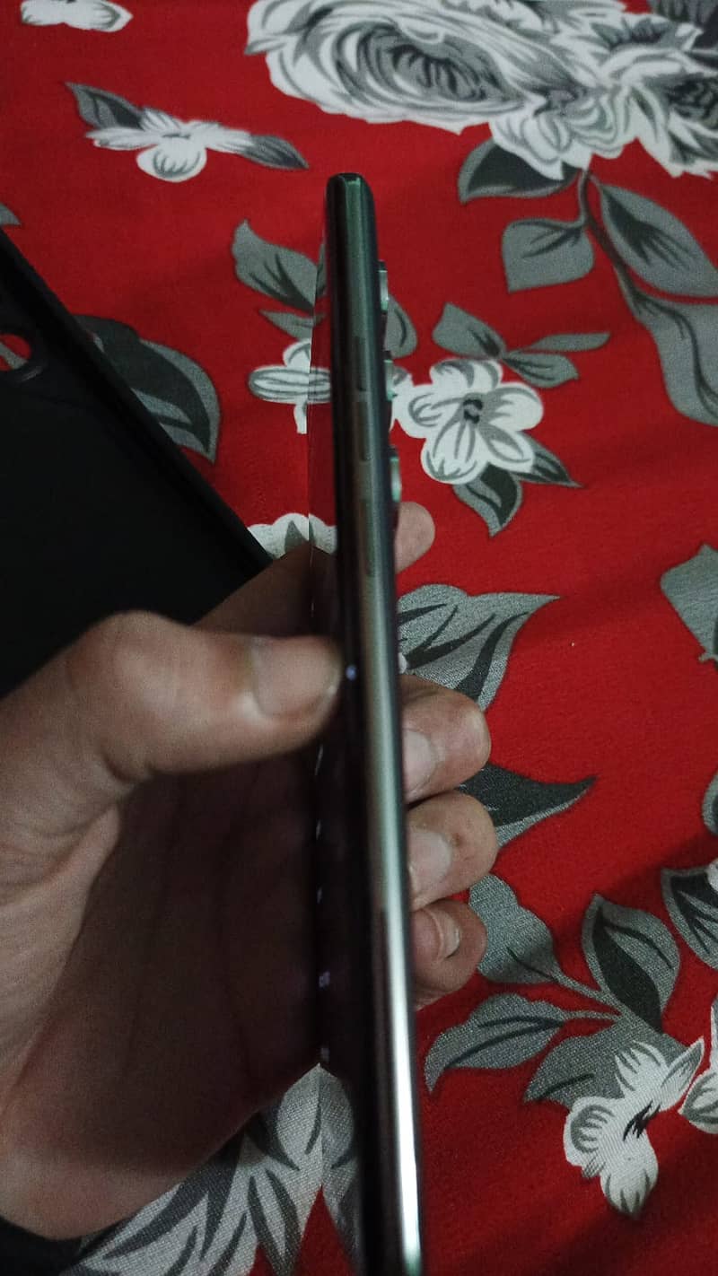 Tecno camon 40 pro 4