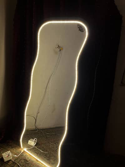 Stand Mirror with Light in Wavy Shape
