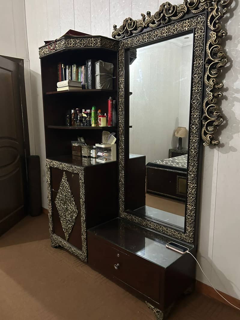 Dressing table 0