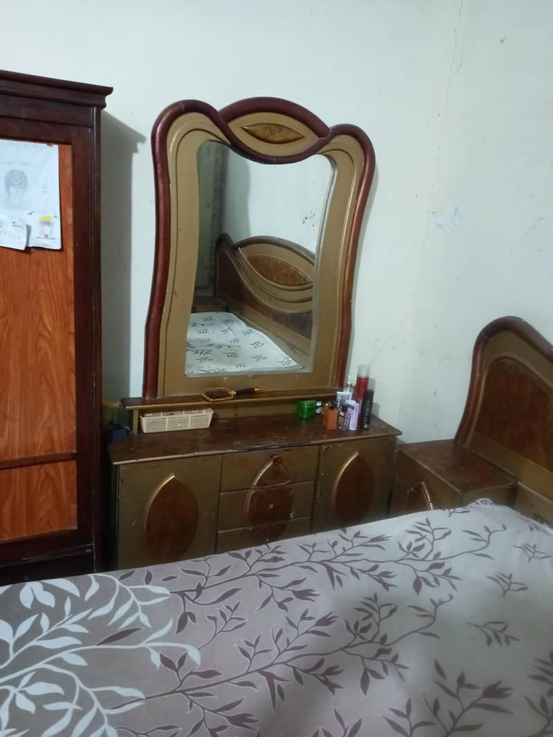 DOUBLE BED AND DRESSING TABLE 2