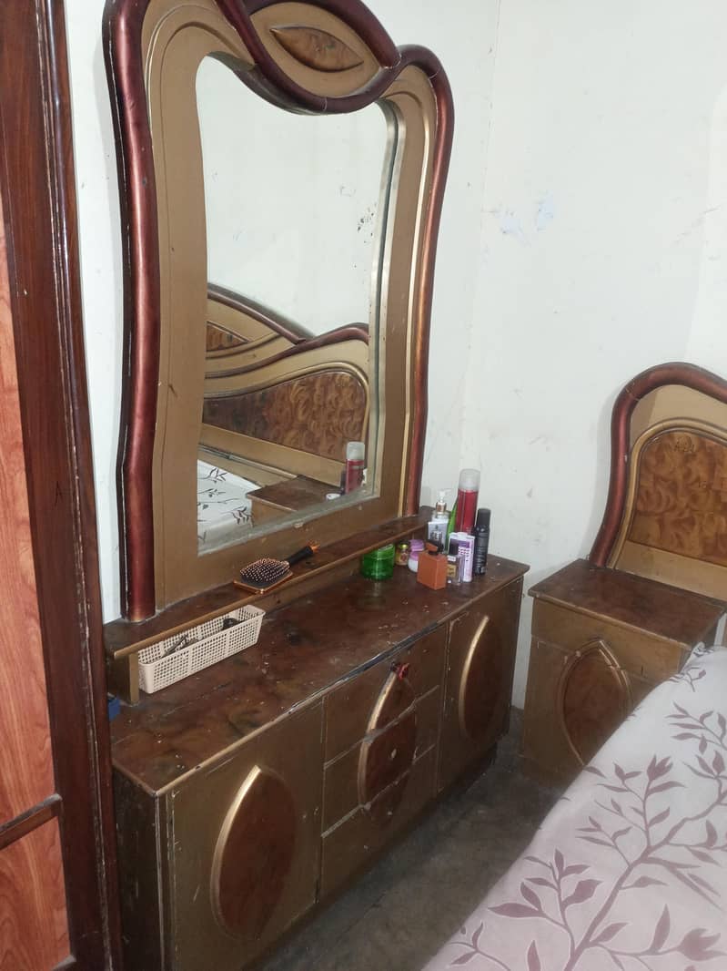 DOUBLE BED AND DRESSING TABLE 3