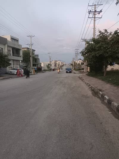 5 Marla Plot On Main Boulevard Near Commercial