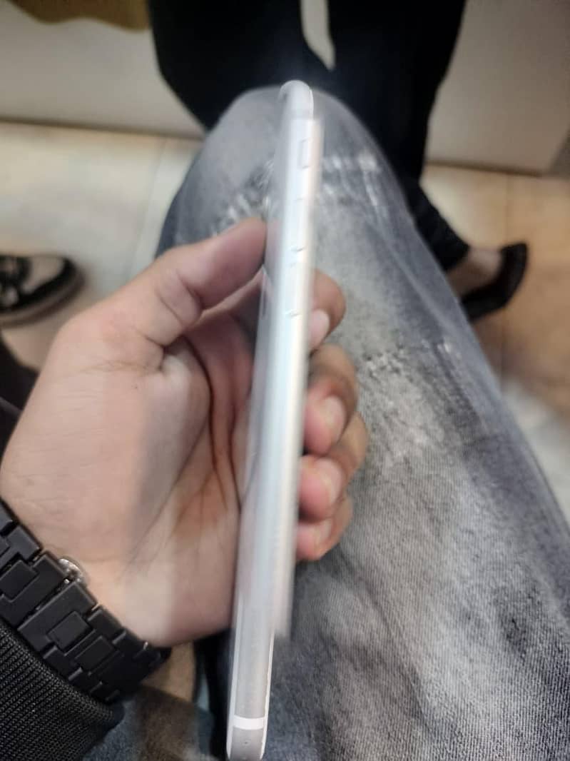 Iphone 8 ( sim working,) 3