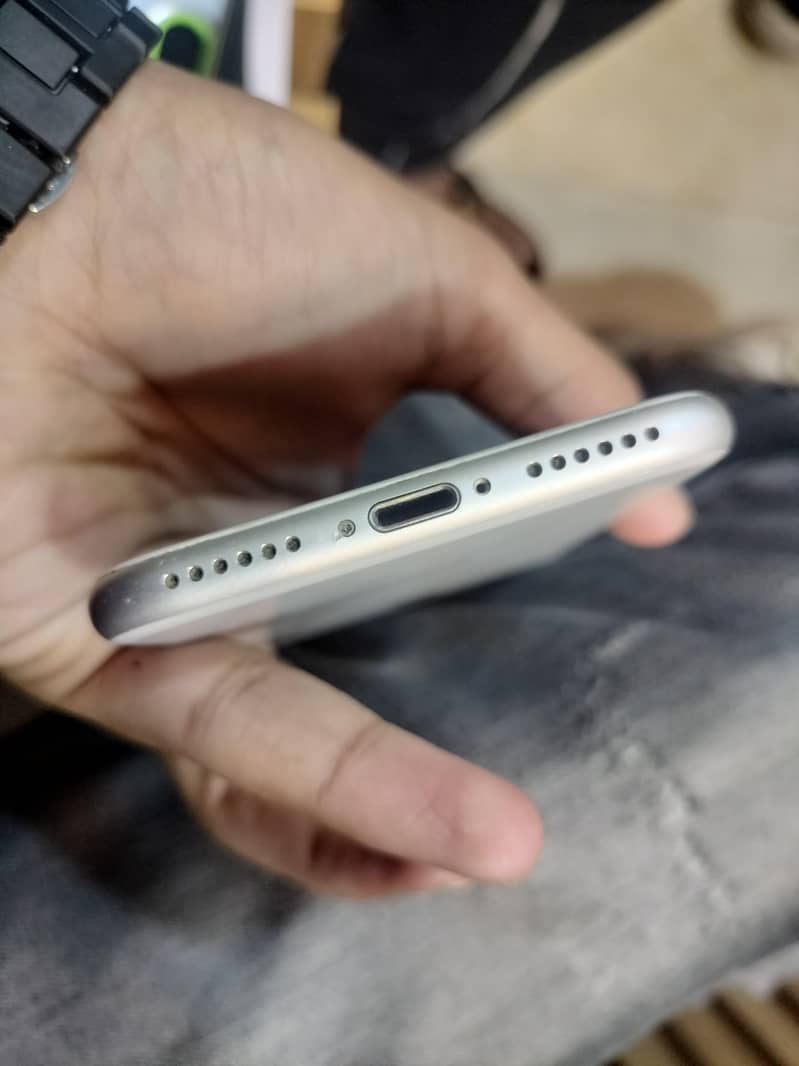 Iphone 8 ( sim working,) 4