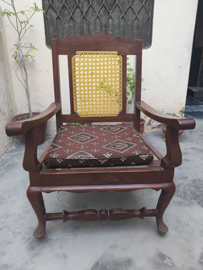 4 Wooden Chairs Set for Sale – Excellent Condition