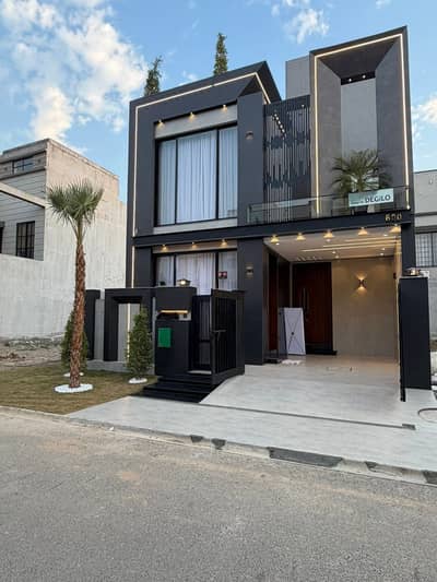 5 MARLA LUXURIOUS HOUSE FOR SALE AT PRIME LOCATION OF BAHRIA TOWN LAHORE