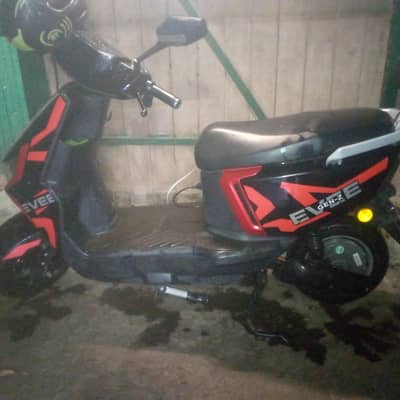 Evee brand Gen-Z model red clr all oky