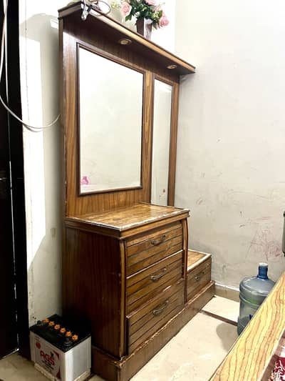 Wooden bed and singer maze