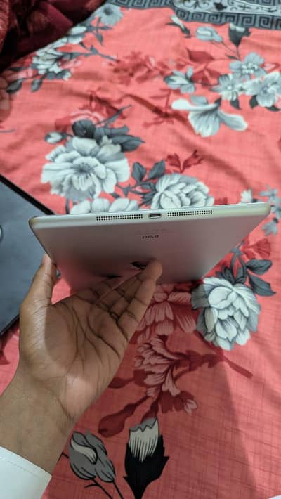 ipad air 2 16gb 10/11 condition all well no dot and shade