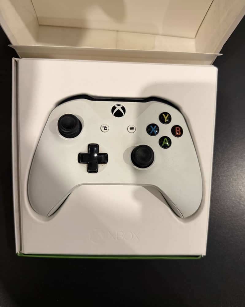 Xbox One Controller - White 1