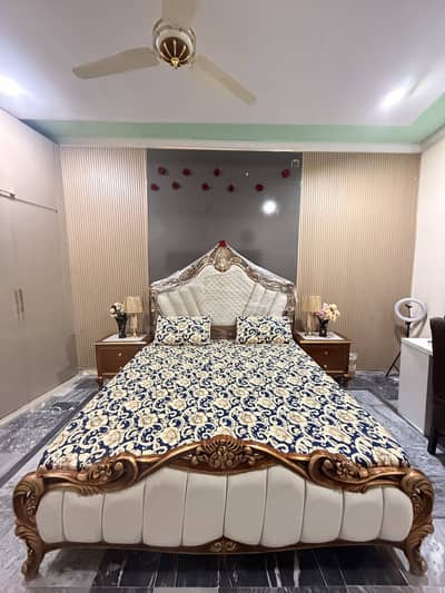 Crown Wooden Bed: King Size