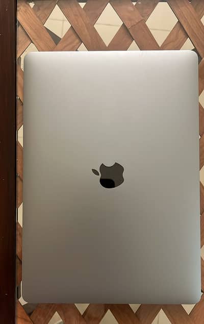Macbook pro M2 8/256 GB