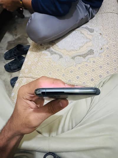 i phone 11 pro max 256 gb all ok battery 80 oregnal all