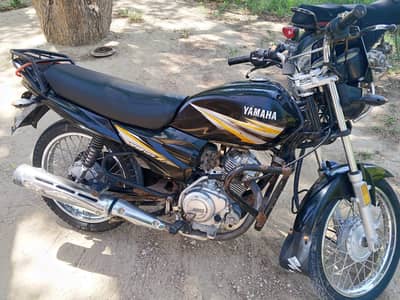 Black Yamaha YB-125Z