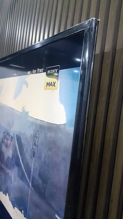 Samsung 43" T5300 Smart LED TV - 10/10 Condition (Box & Accessories)