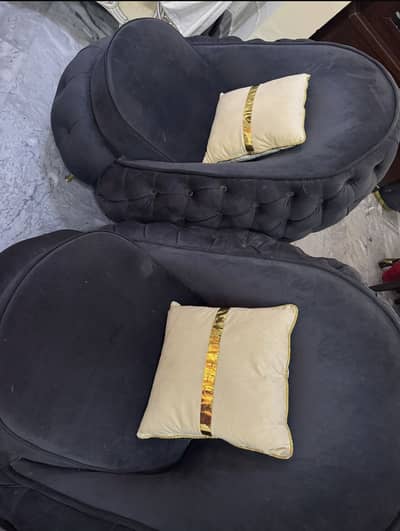 2 round sofa with round table