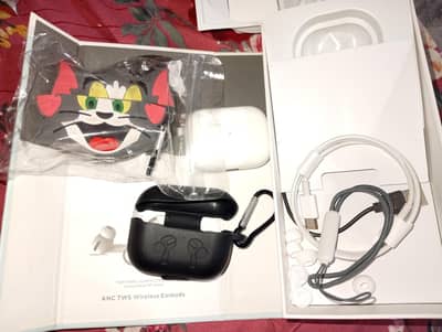 AirPods Pro 2nd gen-Excellent  condition Barely used Complete box