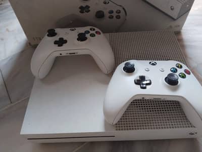 Xbox one s 1tb with two controller and games and with box hai