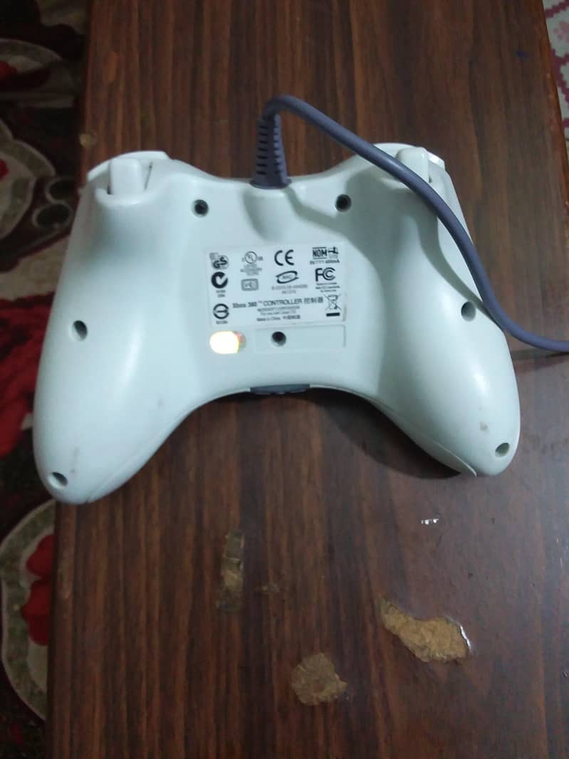 Xbox 360 white wired controller 1