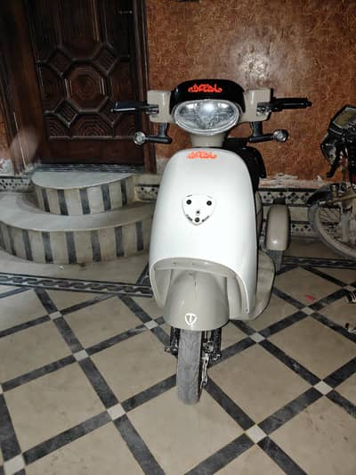 Hi speed three wheel scooty