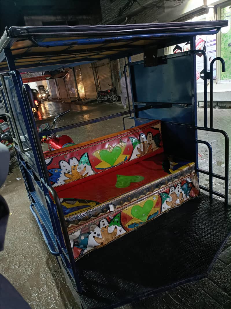 صاف حالت میں رکشہ، نقد فروخت کے لیے دستیاب ہے"لاہور 2