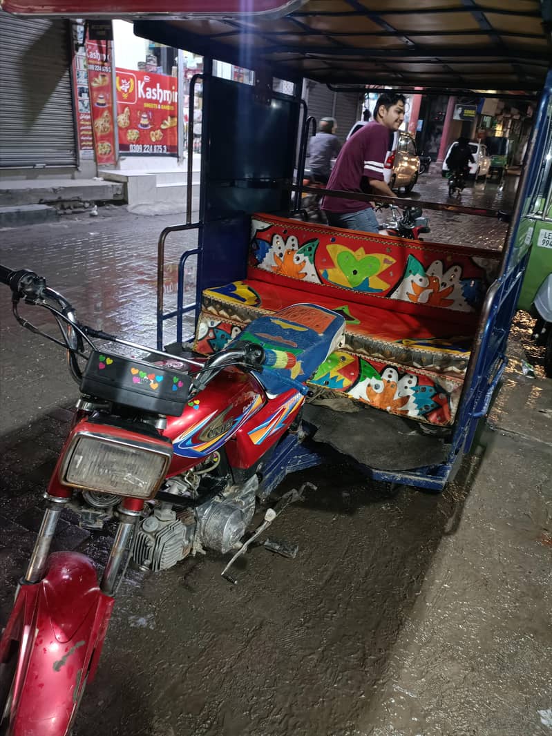 صاف حالت میں رکشہ، نقد فروخت کے لیے دستیاب ہے"لاہور 4