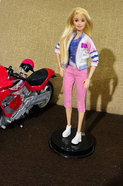 Made to move Barbie doll with different outfits