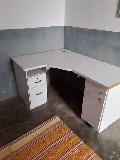 WORK STATION / COMPUTER TABLE