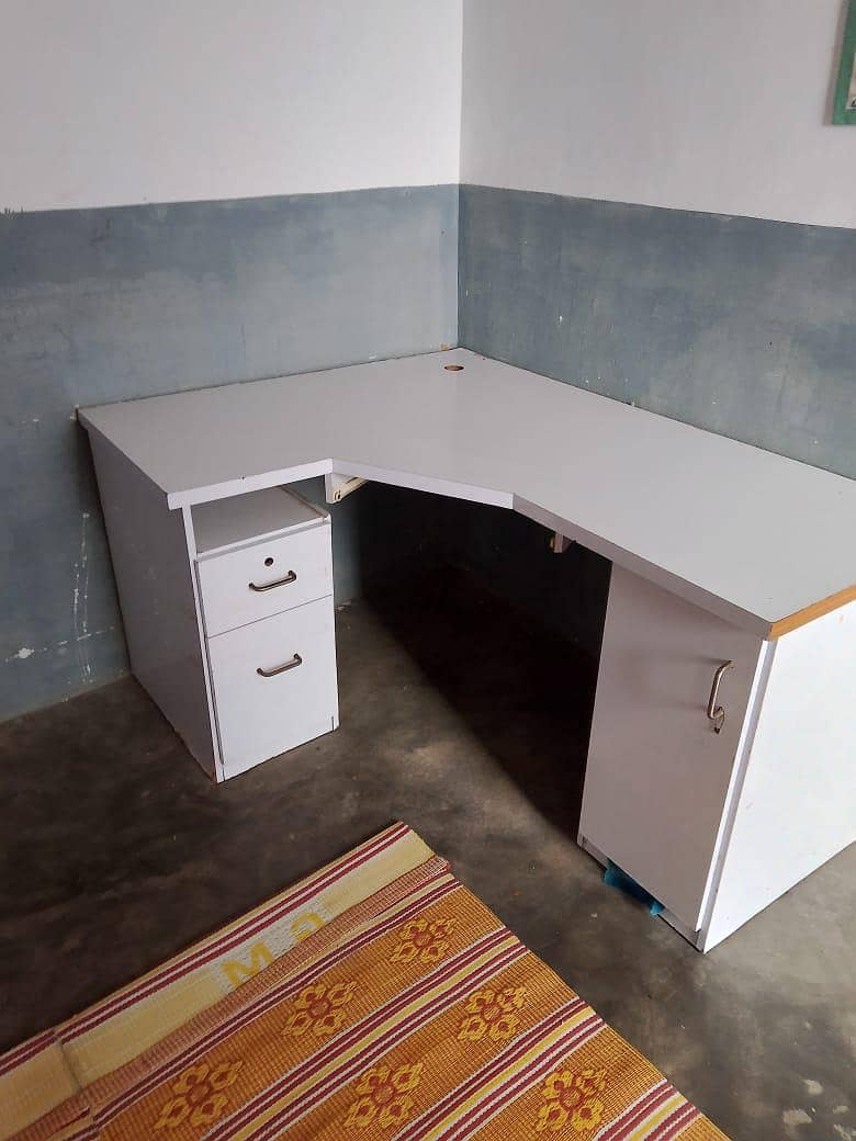 WORK STATION / COMPUTER TABLE 0