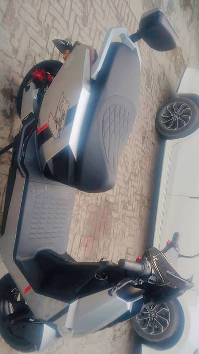 4 din use ki he majbori he sale kar rha Hun  new candshion he Kisi bhi