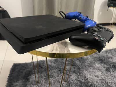 Playstation 4 (PS4) Slim 1TB with 2 controllers Non JB