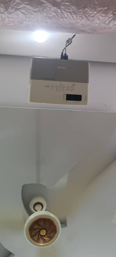 Epson projector emp-822 best condition with 30 ft VGA cable