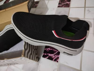 یا اردو میں: "مردانہ سلپ آن جوتے سائز 9.5 - بالکل نئے جیسے"