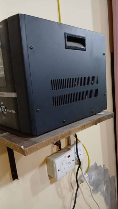 DELUX 3000VA Servo Motor Voltage Stabilizer  Heavy Duty Good Condition