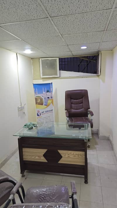 Small office for rent 250sqft in shahar e Faisal.