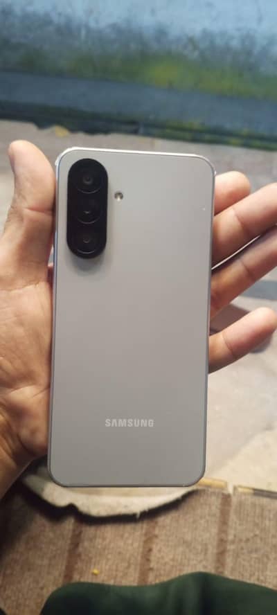 Samsung galaxy a17  4. months  used  lash condition