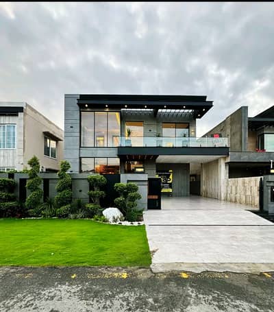 1 KANAL HOUSE ON PRIME LOCATION WITH SOLID CONSTRUCTION AVAILABLE FOR SALE IN BAHRIA TOWN LHR