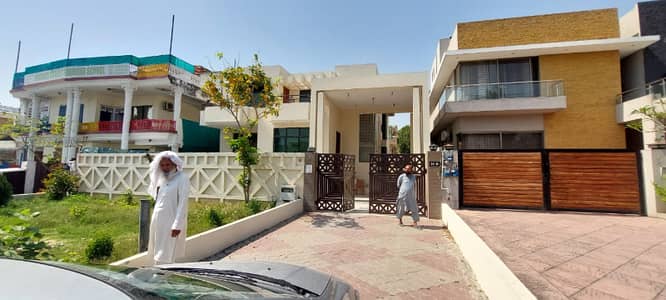1 Kanal Triple-Storey House For Sale In F-11/3, Islamabad 7 Bed, Prime Rental Income
