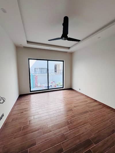 Prime Corner Living: Luxury 10 Marla Ground Floor | Park View City B-Block