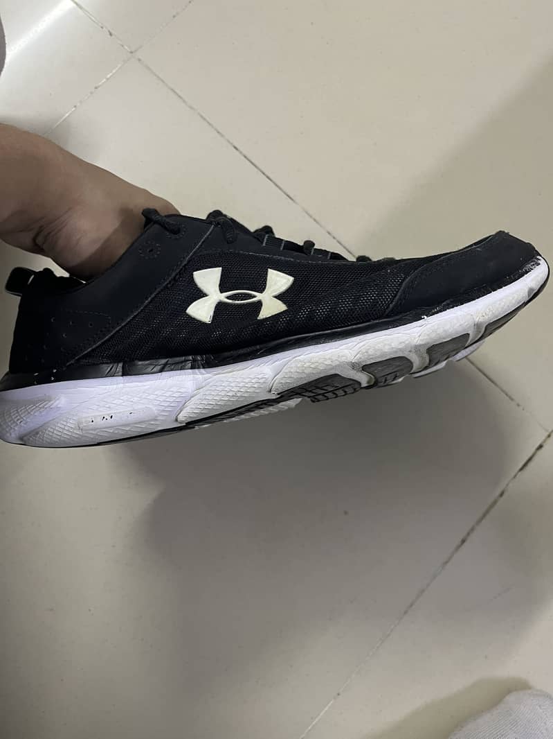 Under armour charged assert 8 5
