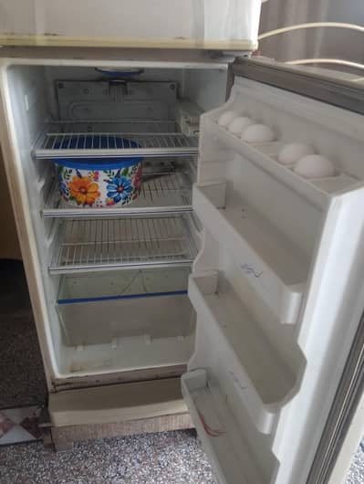 Dawlance ki fridge hai mini size good condition main achi chal Rahi ha