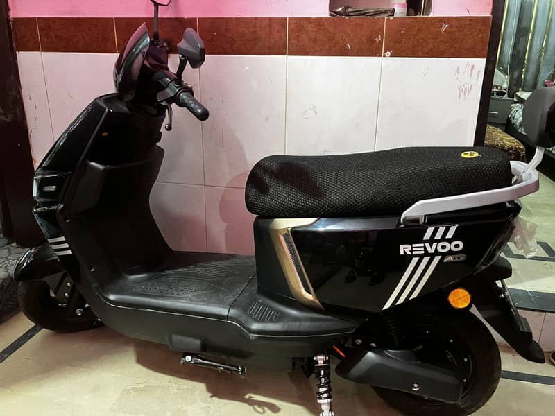 Revoo V12 1