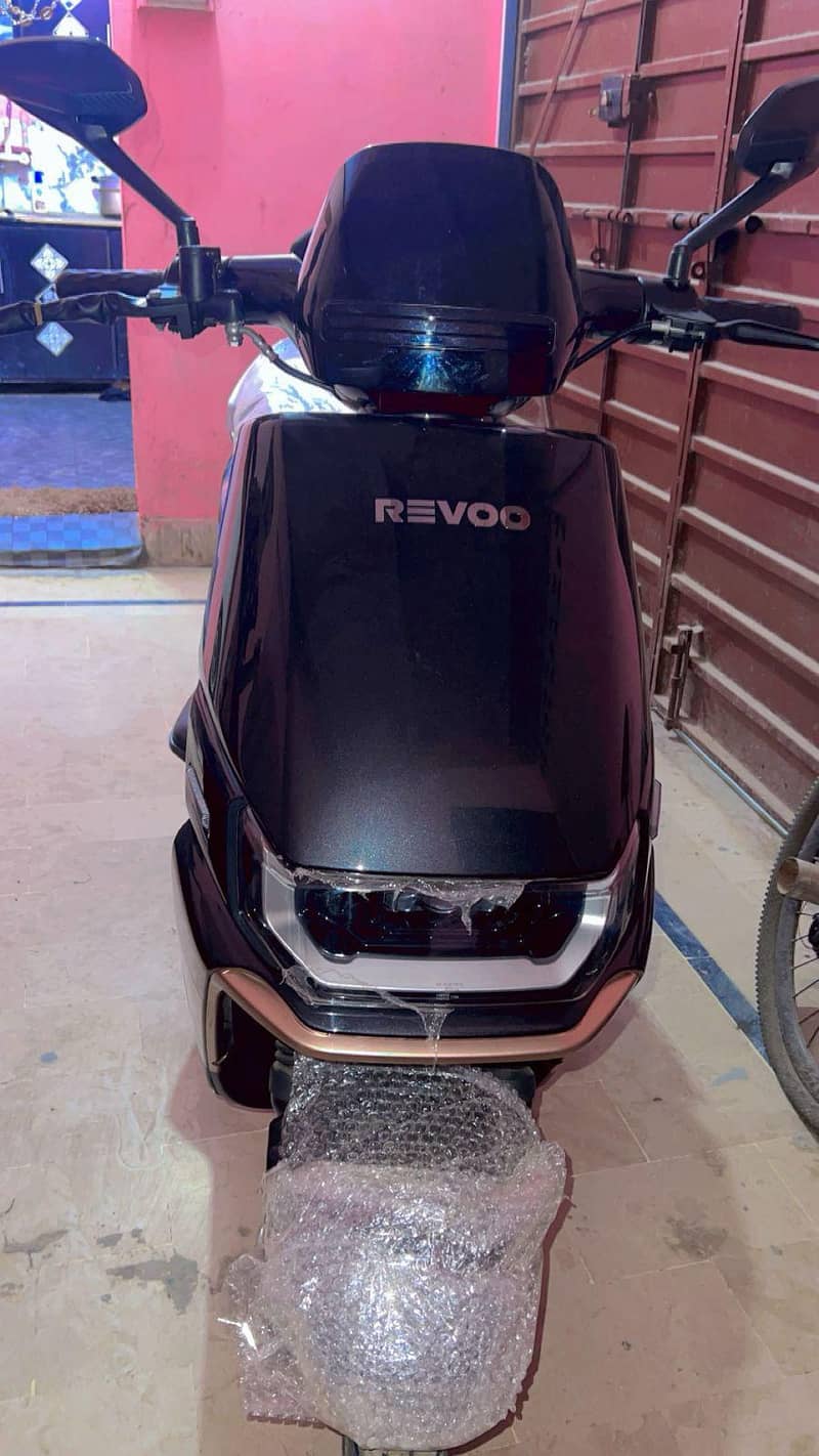 Revoo V12 2