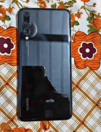 Huawei p20 pro 6/128 super amoled display 4k camras +optical zoom