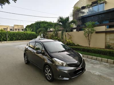 TOYOTA VITZ F 1.0cc MODEL 2013 REG. 2015 ORIGINAL GUN METALLIC COLOR.