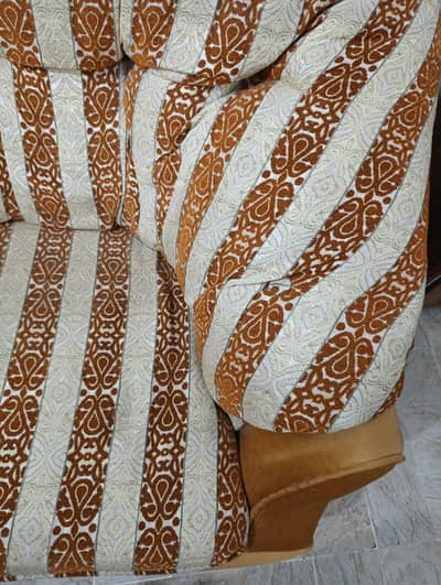 5 (3+1+1) seater sofa set available in good condition neat and clean