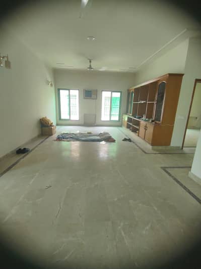 SLIGHTLY USED 1 KANAL VERY BEAUTIFUL UPPER PORTIN WITH SEPARATE ENTRANCE AVAILABLE FOR RENT IN DHA PHASE 4