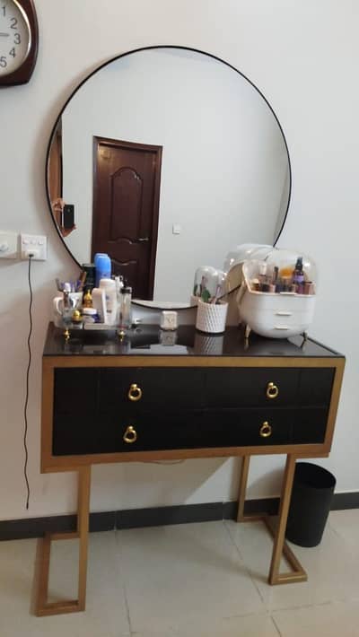 Bed room set with chester & mirror